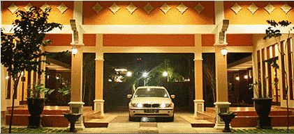 Entrance porch and parking at Patria Garden Hotel