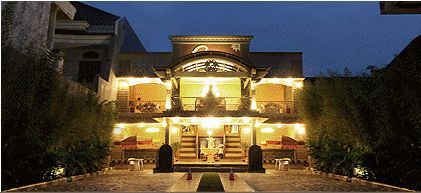 Patria Palace Hotel at night