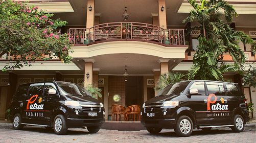 Patria Plaza Hotel shuttle cars in front of the hotel